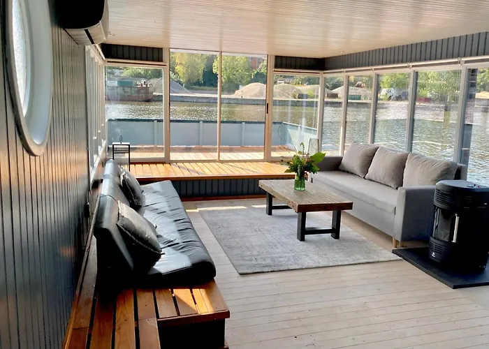 Houseboat - Place In