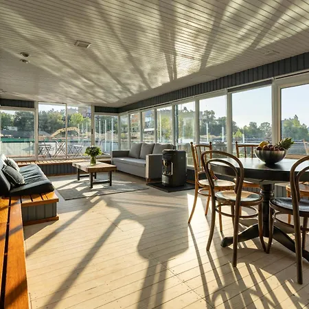Houseboat Anne - Riverside Terrace, Free Parking Πράγα
