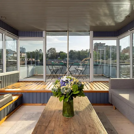 Houseboat Anne - Riverside Terrace, Free Parking Πράγα
