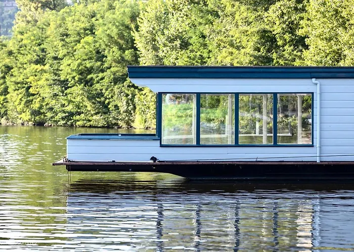 Houseboat - Place In Hotel en barco