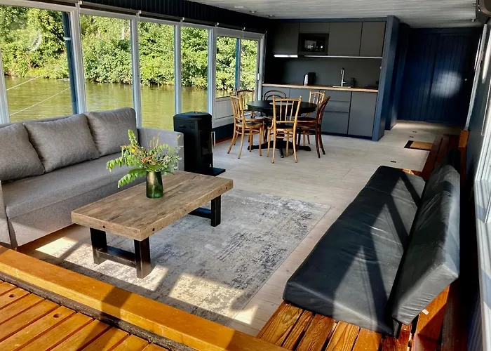 Houseboat - Place In Hotel en barco Praga