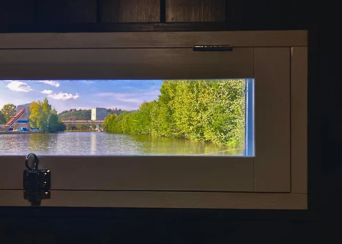 Houseboat - Place In Hotel en barco *