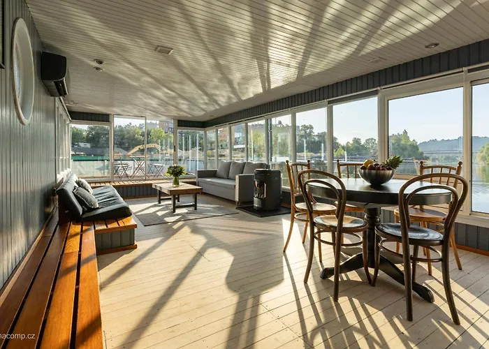 Houseboat - Place In Praga