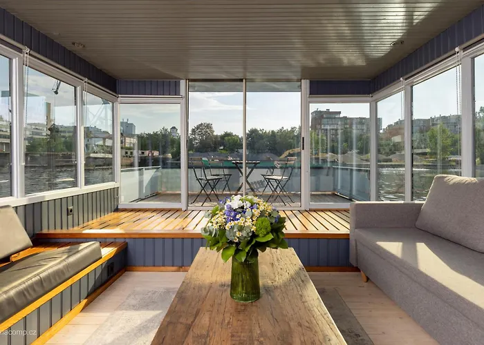 Houseboat - Place In Praga