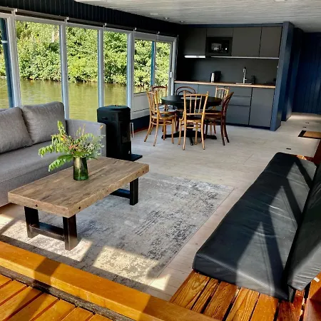 Houseboat - Place In ספינת מלון פראג