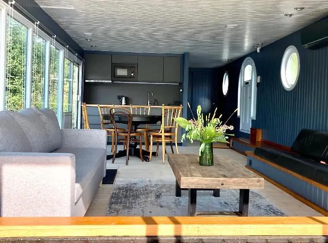 Botel Houseboat - Place In *