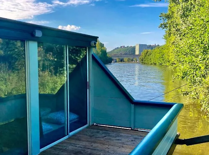 Botel Houseboat - Place In