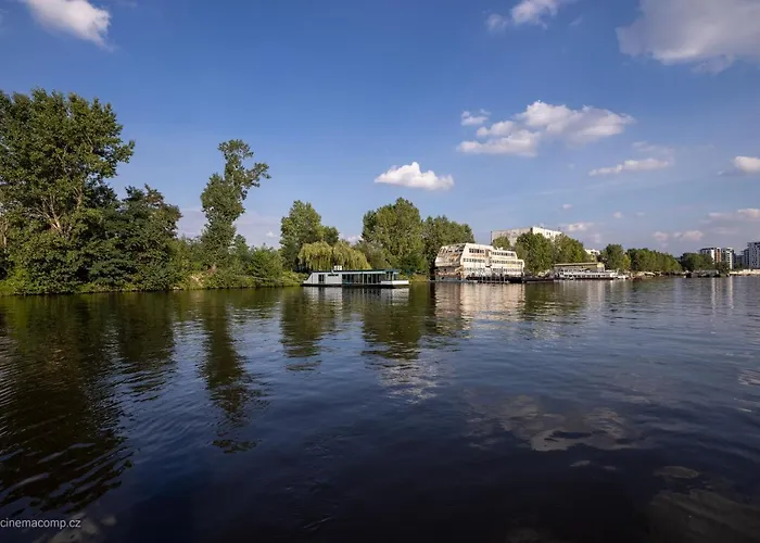 Botel Houseboat - Place In